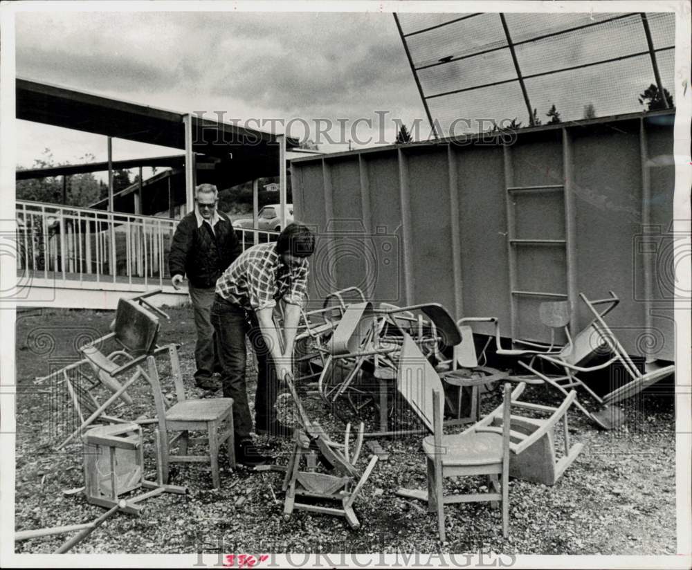 1975 Press Photo Jim Peterson broke unusable Highline School District furniture- Historic Images