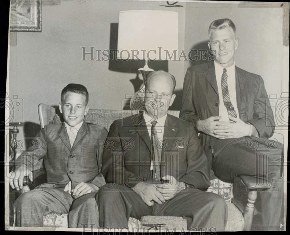 1960 Press Photo A. Basey Vanlandingham flanked by his sons, Barry and A.B.- Historic Images