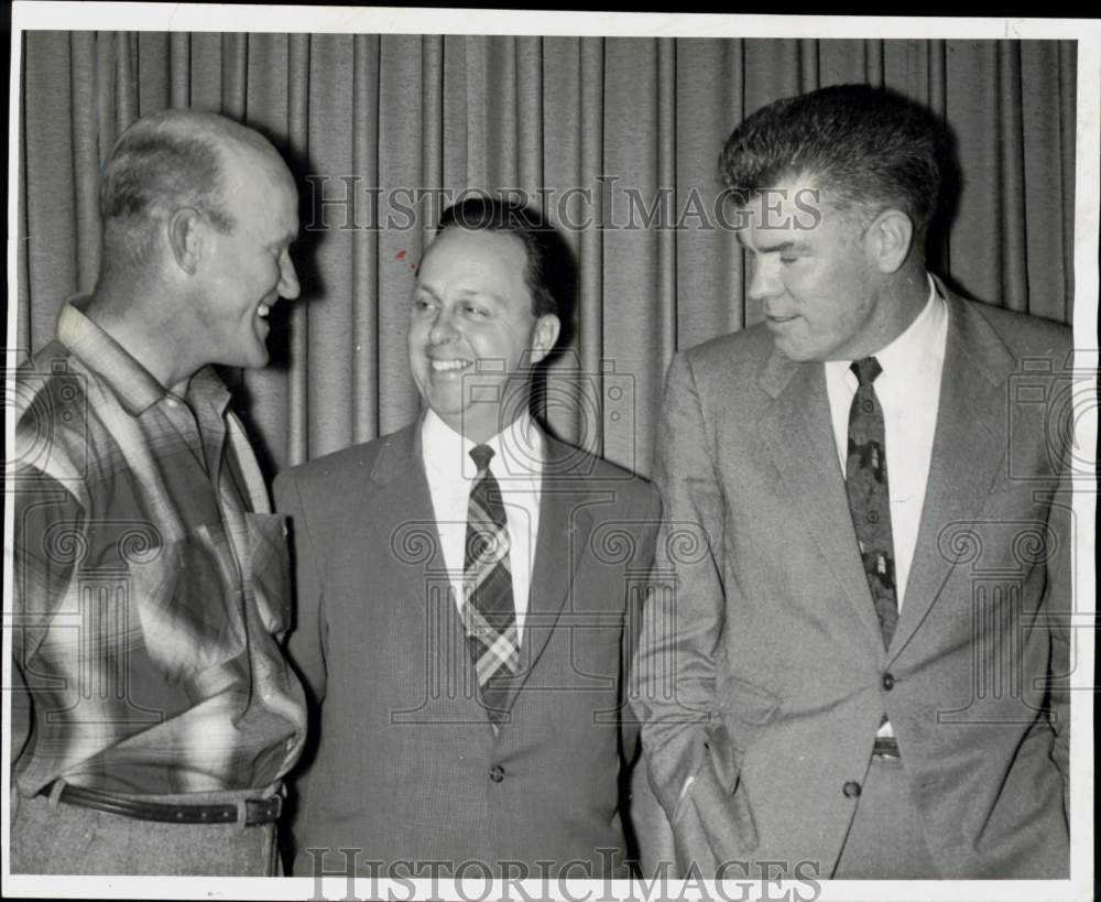 1960 Press Photo H.C. Gribble chats with Wilfred Pascoe &amp; Douglas Smart at event- Historic Images