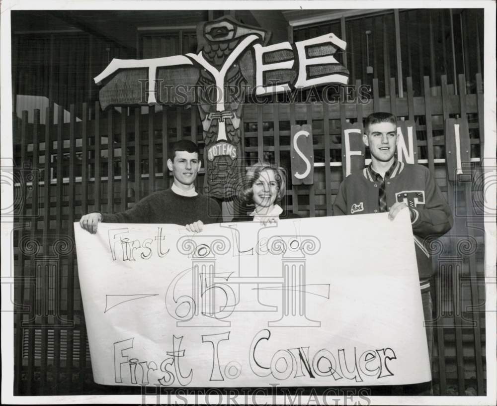 1965 Press Photo Tyee High School graduates with the class motto - lra83166- Historic Images