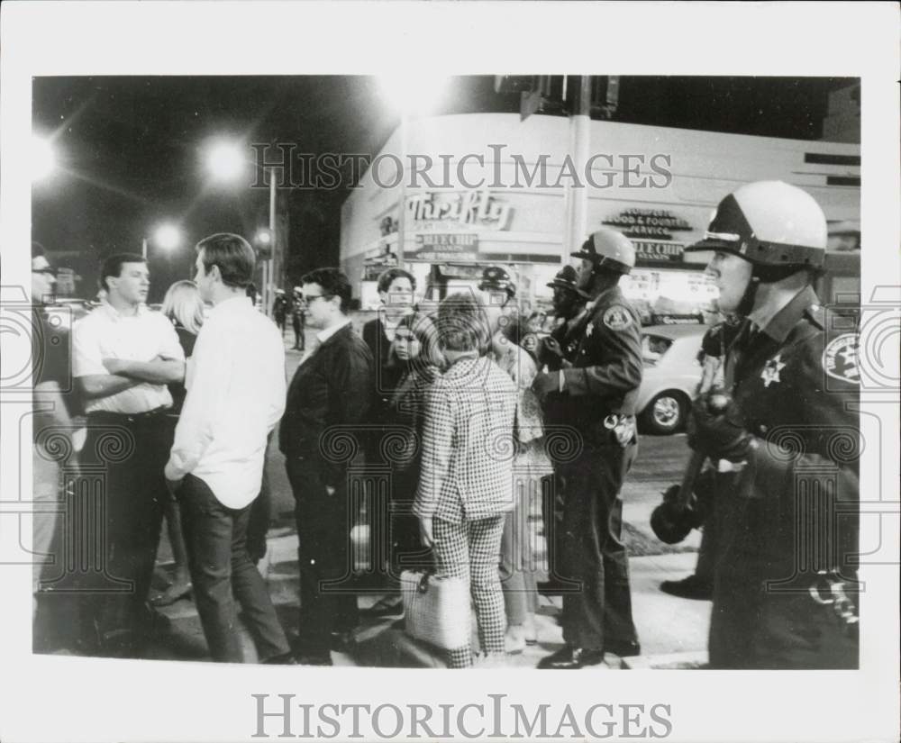 1967 Press Photo Police patrols crowd outside Thrifty store - lra83264- Historic Images