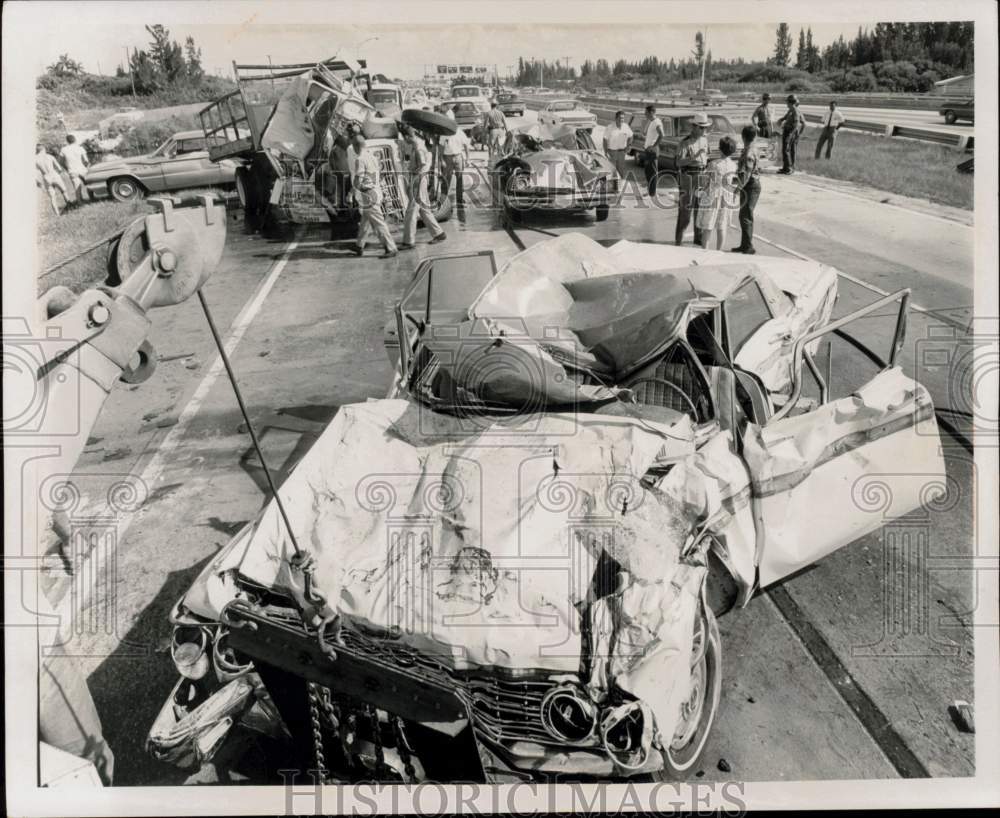 1968 Press Photo Multi-car accident on southbound lane of expressway in Miami- Historic Images