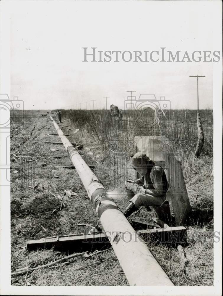 1942 Press Photo Construction worker welds oil pipeline in U.S. - lra83541- Historic Images