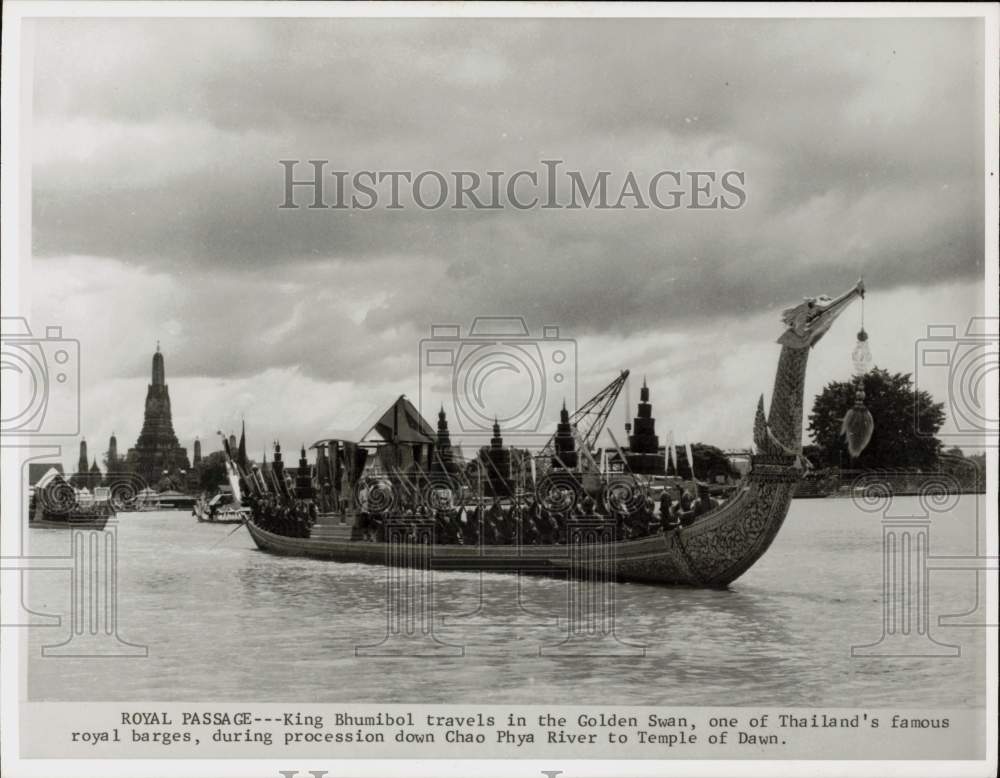 1967 Press Photo Royal Barge Carries King Bhumibol on Chao Phya River, Thailand- Historic Images