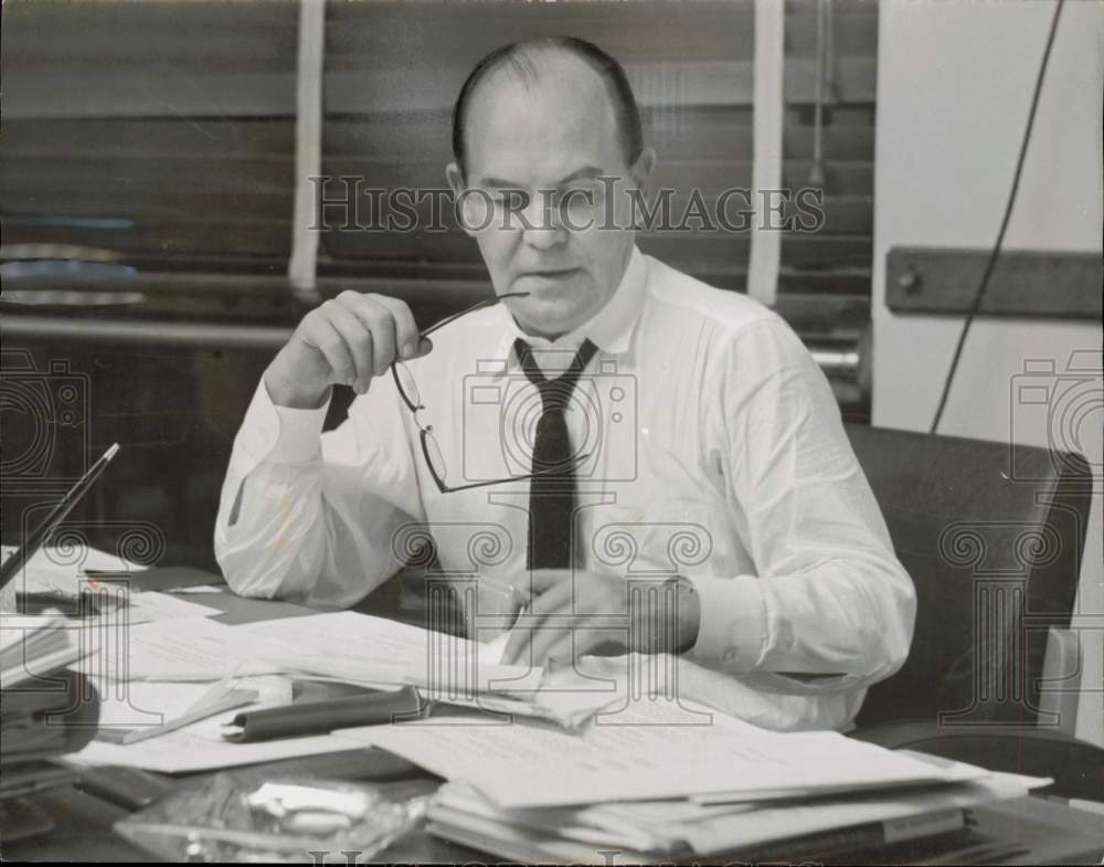 1960 Press Photo Dade County Manager O.W. Campbell at his office - lra83682- Historic Images