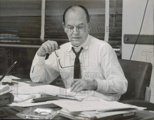 1960 Press Photo Dade County Manager O.W. Campbell at his office - lra83682- Historic Images