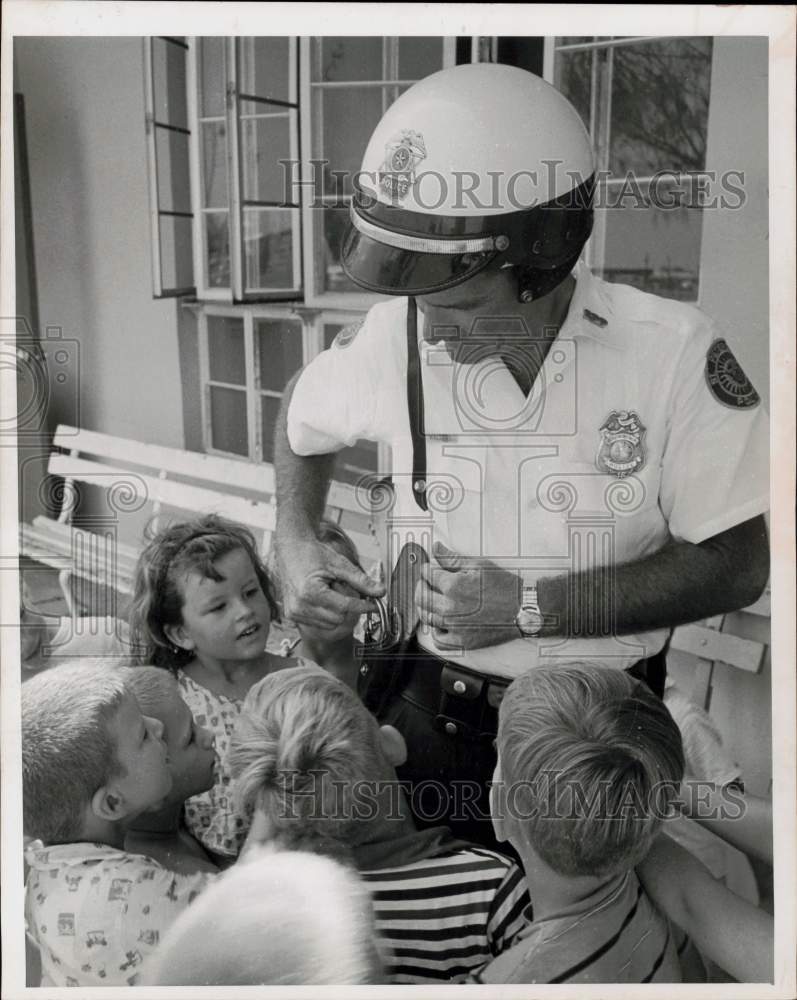 Press Photo Police officer Clyde J. Walters talking with children in Florida- Historic Images