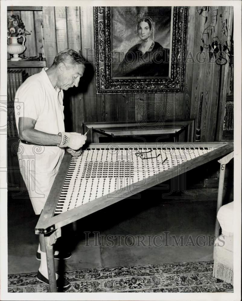 1958 Press Photo Ted Yates making a shawl - lra84422- Historic Images