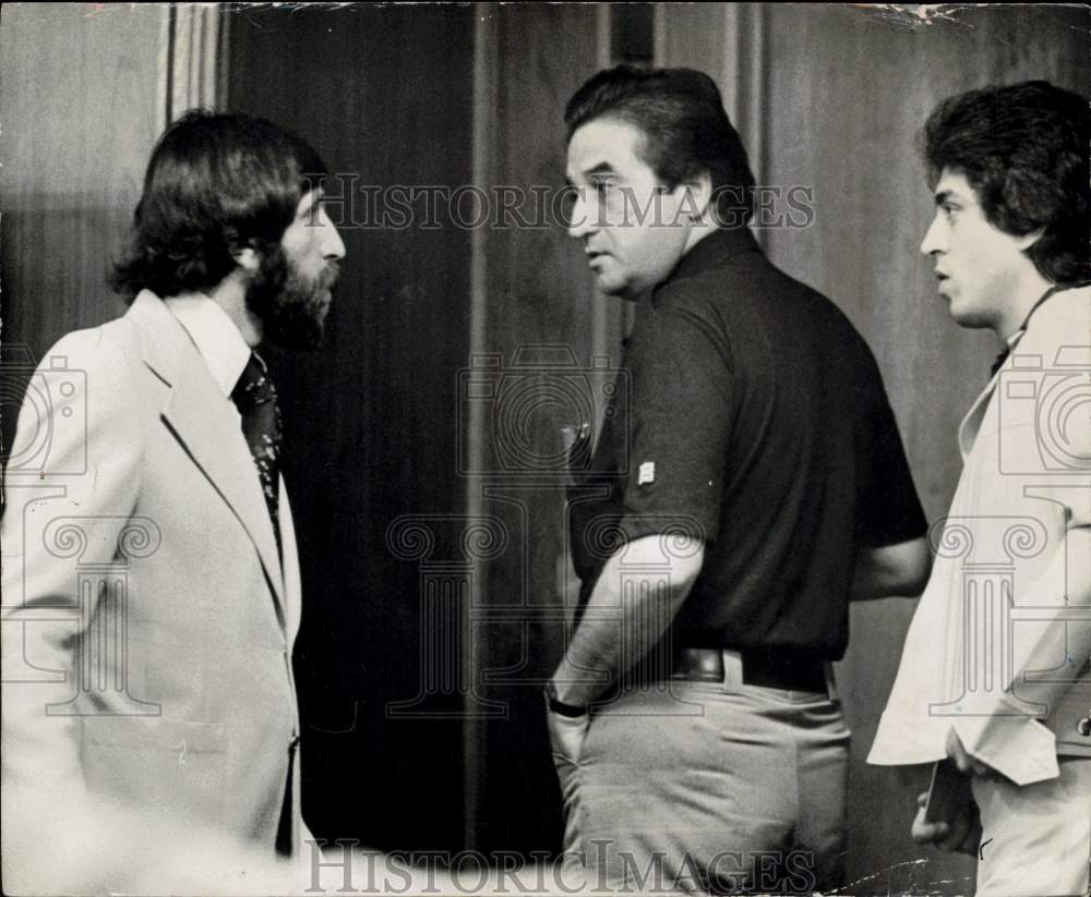 1977 Press Photo Mario Escandar speaks to attorney in court after bond hearing- Historic Images