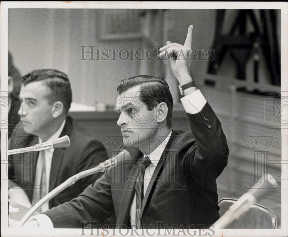 1966 Press Photo County Manager Porter Homer asks to speak - lra84670- Historic Images