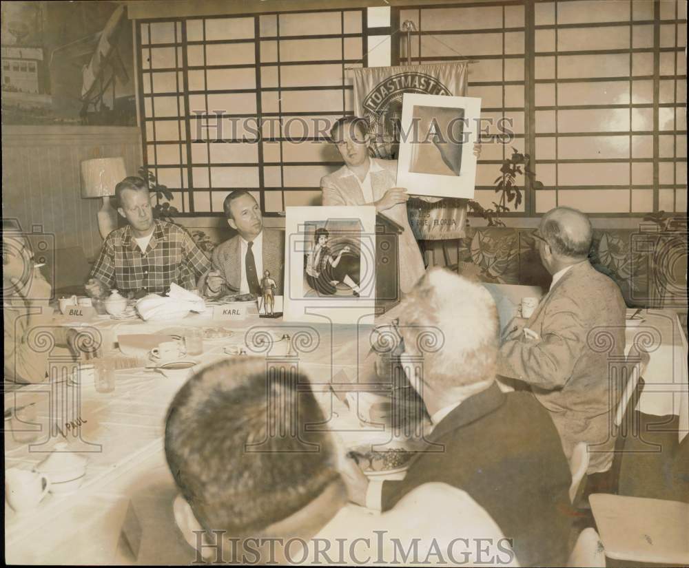 1958 Press Photo Toastmaster William Price illustrates talk during luncheon- Historic Images