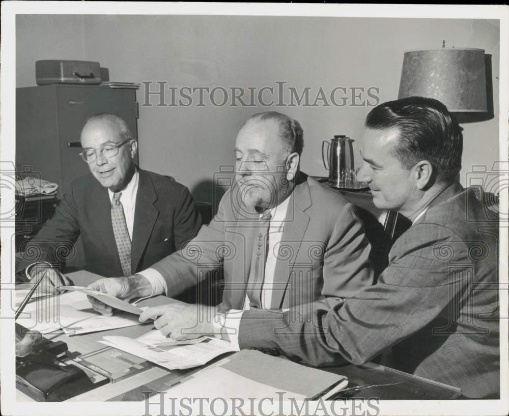 1959 Press Photo William DeWitt, Harry Playford, Jim Walter during meeting- Historic Images