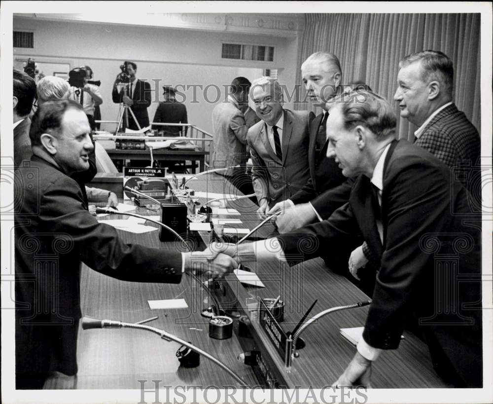 1966 Press Photo E. Wilson Purdy gets congrats from Commissioners at meeting- Historic Images