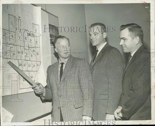 1967 Press Photo Security officers review layout map of Seattle's World's Fair- Historic Images
