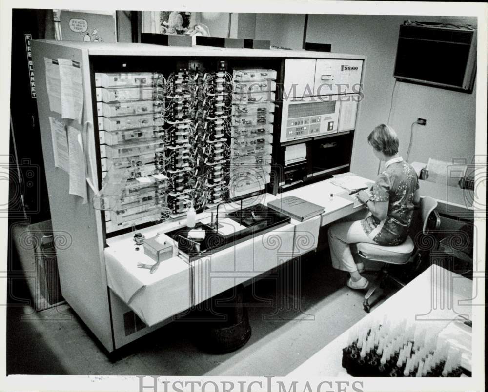 1978 Press Photo Linda Soll works on a computer at Carolinas Medical Center- Historic Images