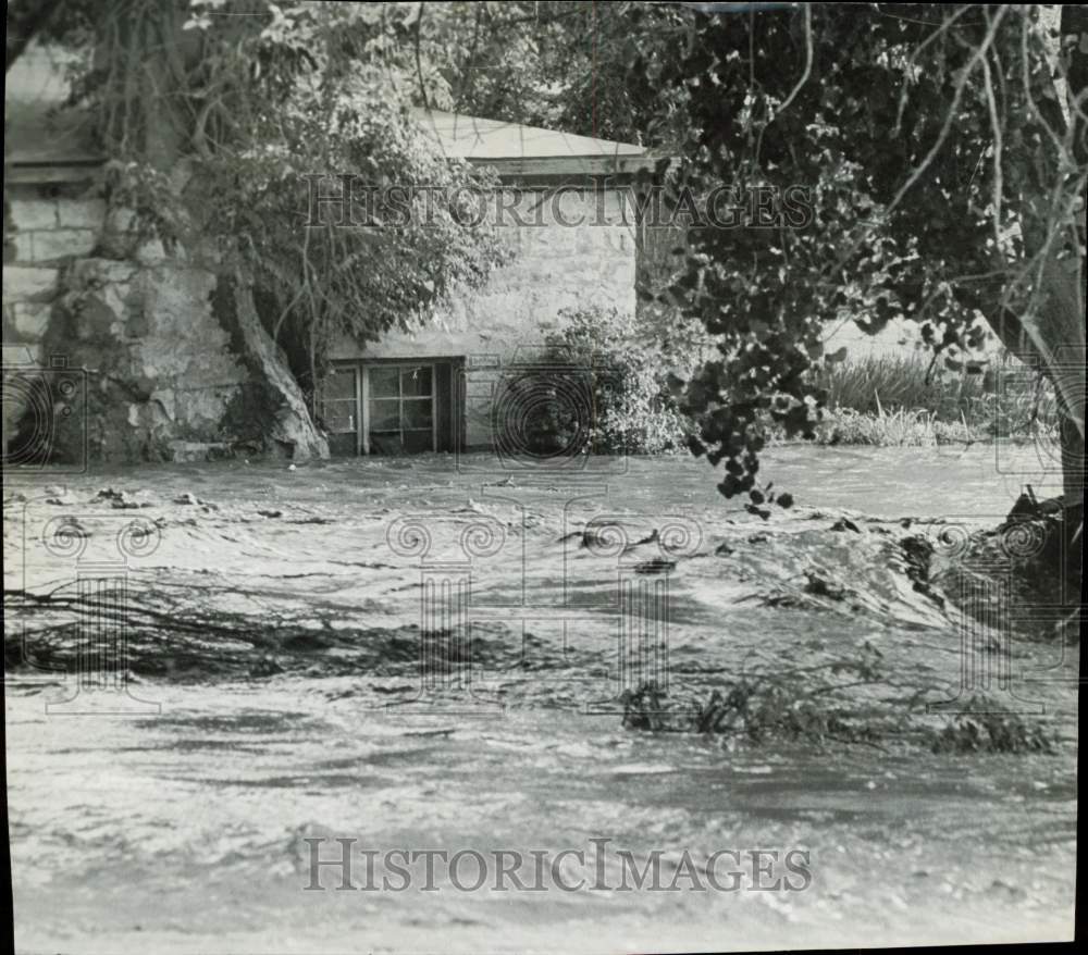 1965 Press Photo Swirling water sweeps through home in north section of La Junta- Historic Images