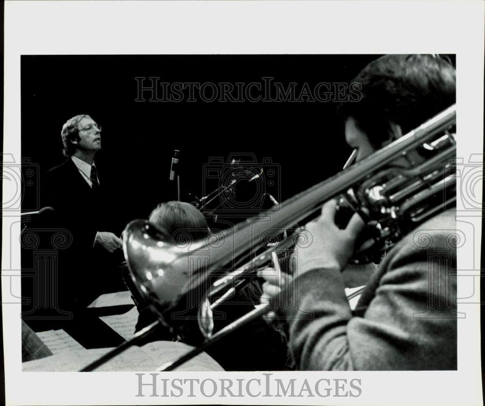 1983 Press Photo Director K. Neil Slater leading the 1 o&#39;clock jazz lab band- Historic Images