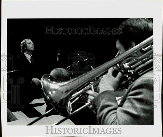 1983 Press Photo Director K. Neil Slater leading the 1 o'clock jazz lab band- Historic Images