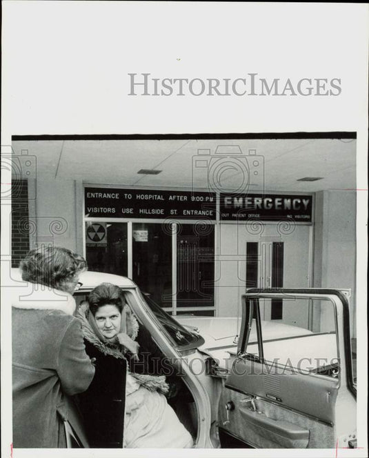 1967 Press Photo Mrs. Vernon Intermill arrives at Hospital Emergency room.- Historic Images