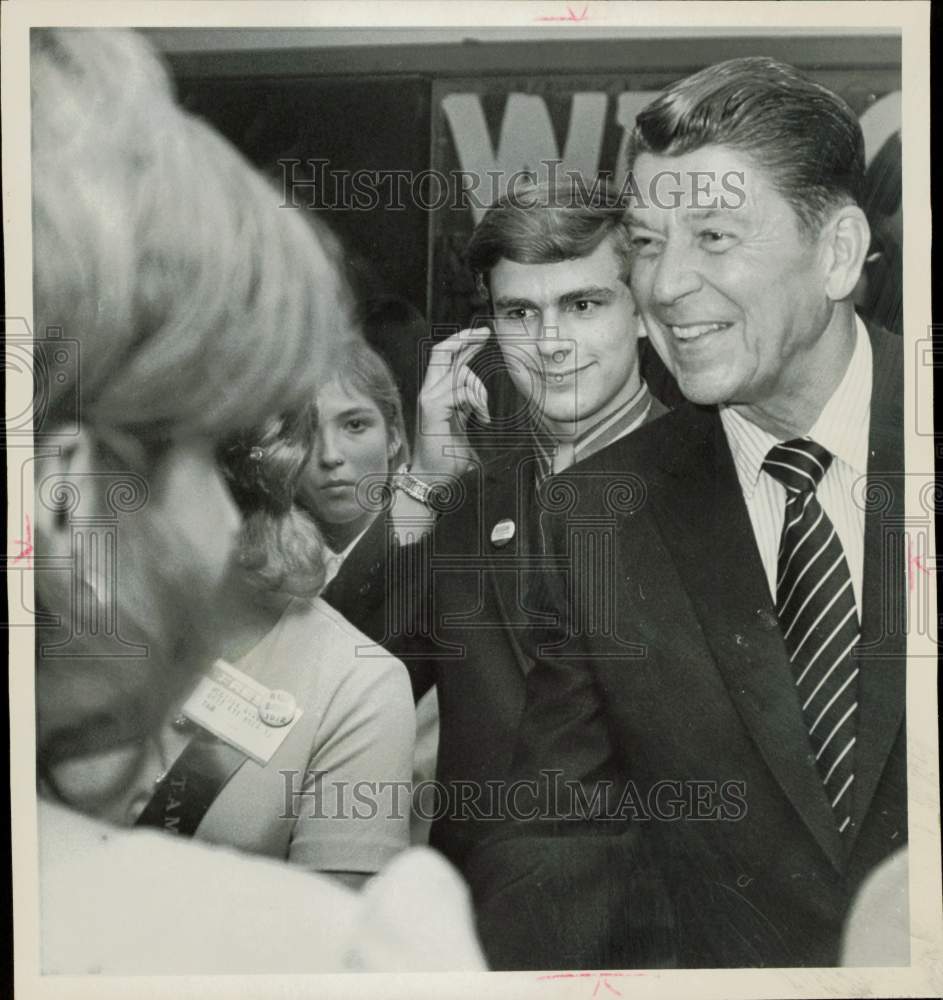 1971 Press Photo Governor Ronald Reagan speaks with young supporters - lra85605- Historic Images