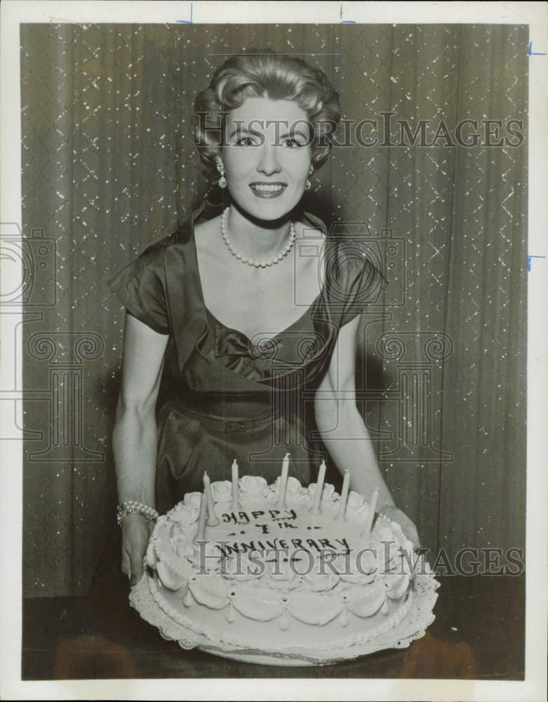 Press Photo Julia Meade readies to present Ed Sullivan with an anniversary cake- Historic Images