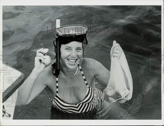 1984 Press Photo Marsha Cosso showing scallops caught from Gulf of Mexico- Historic Images