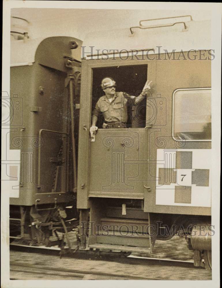 1970 Press Photo Soldier Rides Train Carrying Chemical Weapons - lra86180- Historic Images