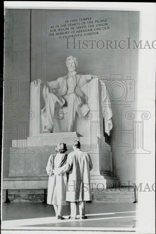 1958 Press Photo A couple viewing marble statue of Abraham Lincoln in Washington- Historic Images