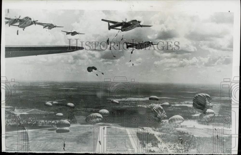 1954 Press Photo Air Force C119 planes discharging paratroopers at Fort Bragg- Historic Images