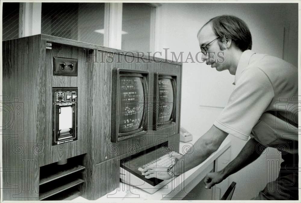 1980 Press Photo Donald Dorton works at nurse station, Carolinas Medical Center- Historic Images