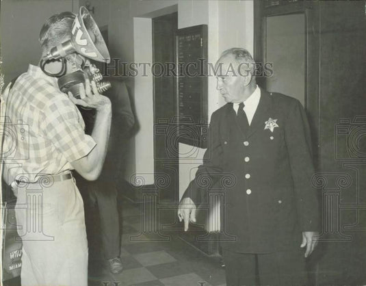 1957 Press Photo A Deputy warns a TV newsreel photographer about 30 foot ruling- Historic Images