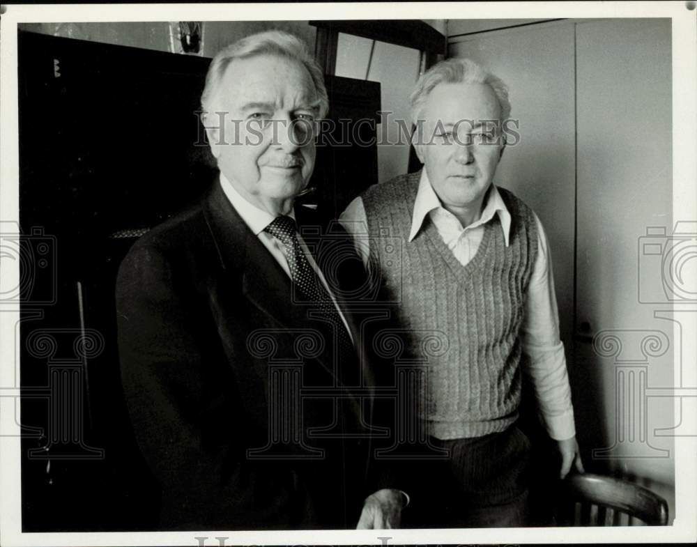 Press Photo Two officials pose inside the office - lra86697- Historic Images