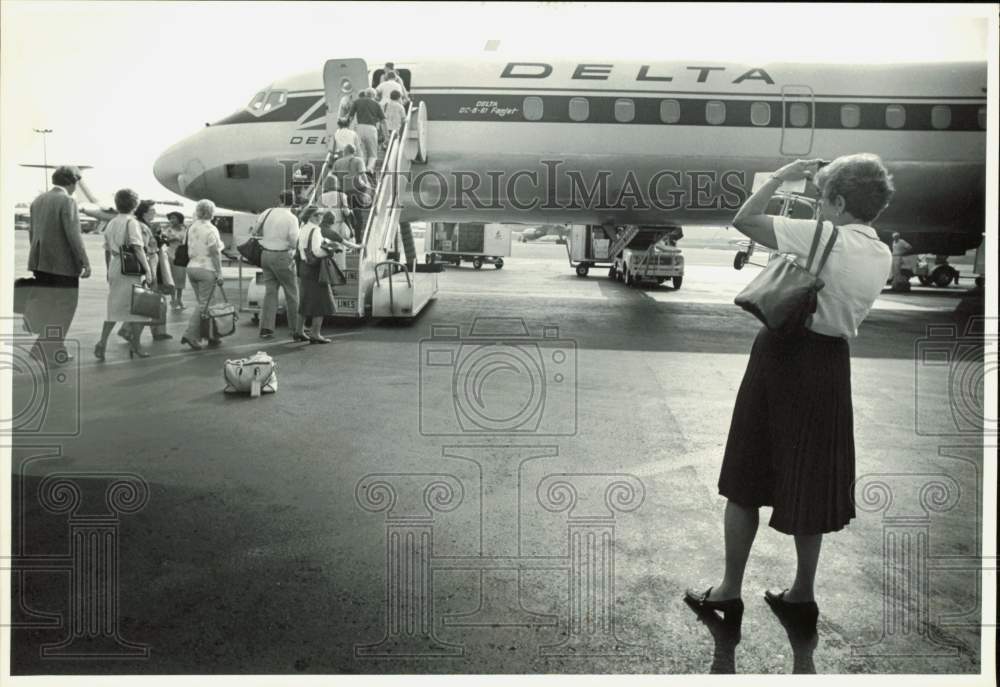 1981 Press Photo Lucy Giltner documents her trip with Friendship Force members- Historic Images