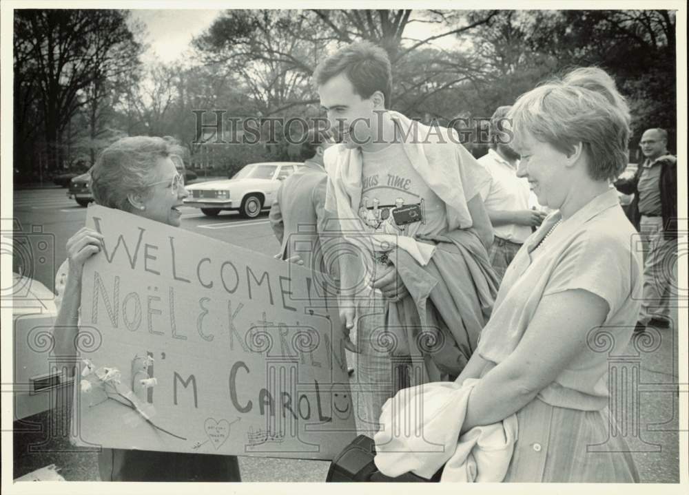 1967 Press Photo Carol Sluder greets Friendship Force ambassadors in Charlotte- Historic Images