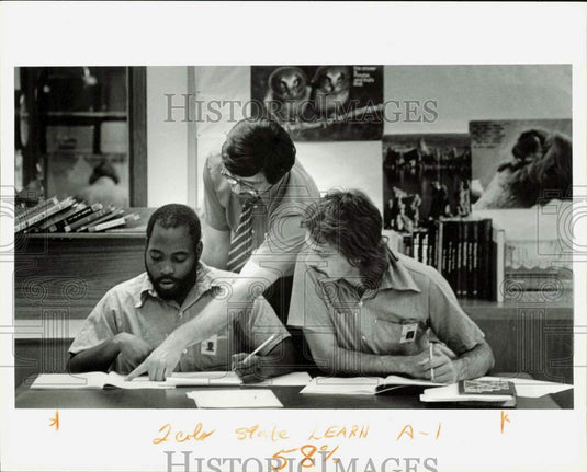1983 Press Photo Inmates work on English during class as John Stuckey looks on- Historic Images