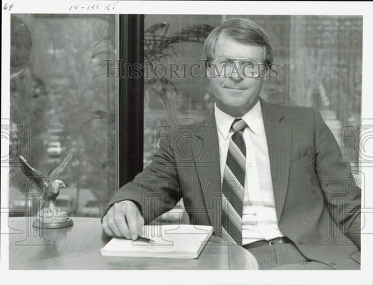 1988 Press Photo Nelson Tilden, president of Medical Search Consultants- Historic Images