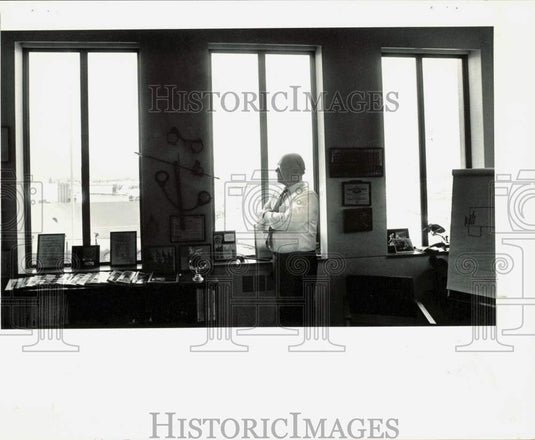 1987 Press Photo Retiring Snohomish County Sheriff Bob Dodge in his office- Historic Images