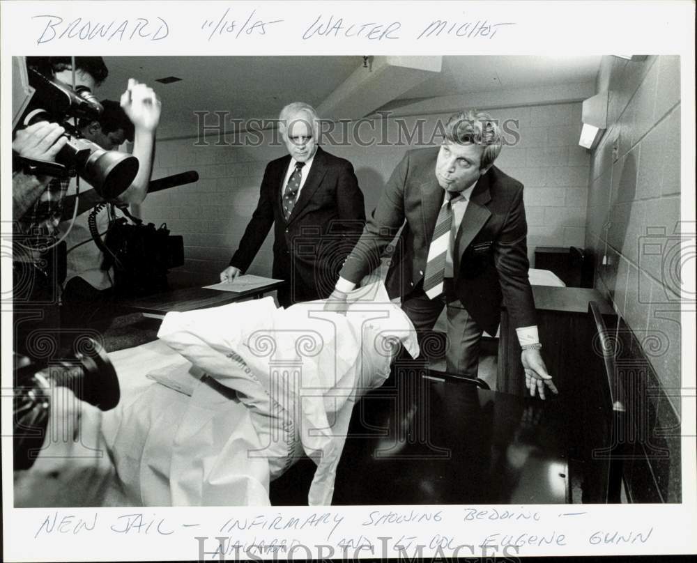 1985 Press Photo Jail officers show bedding in Broward County Jail Infirmary- Historic Images