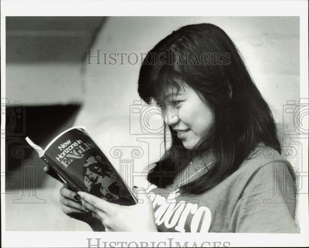 1981 Press Photo Donnelly College student Montira Tongpreeda studies before test- Historic Images