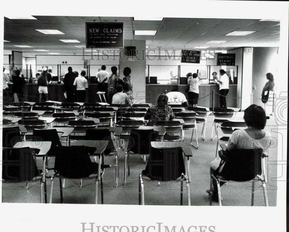 Press Photo Residents line up at the counter of an office - lra87636- Historic Images