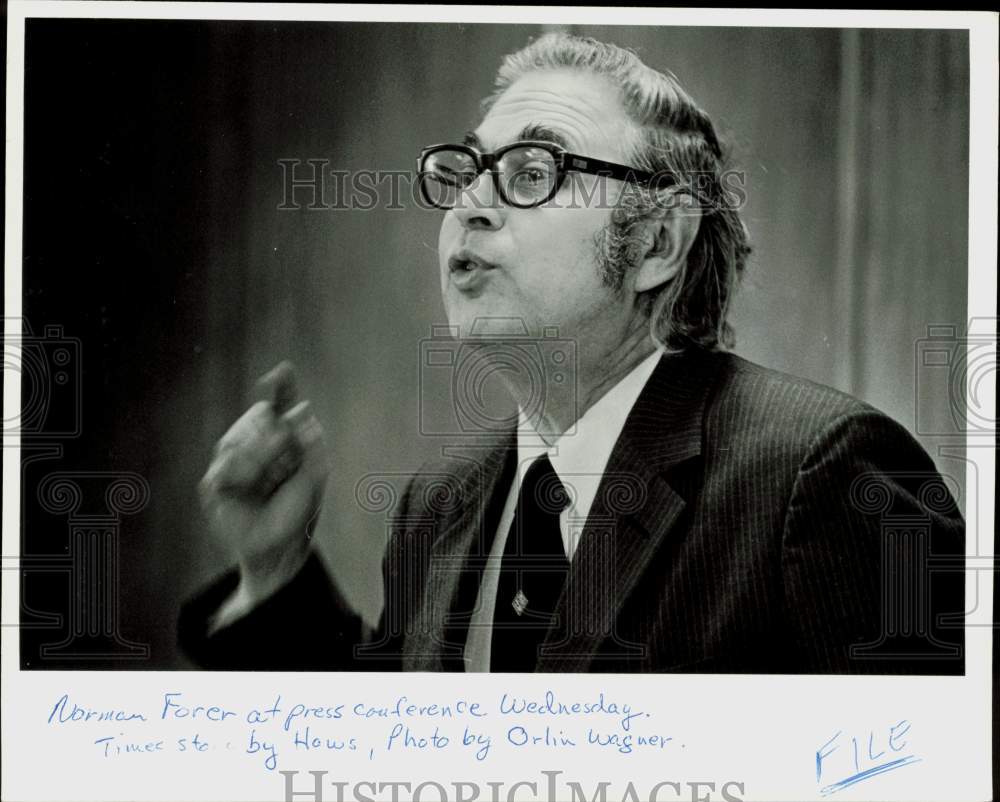 Press Photo Norman Forer speaks at press conference - lra87911- Historic Images