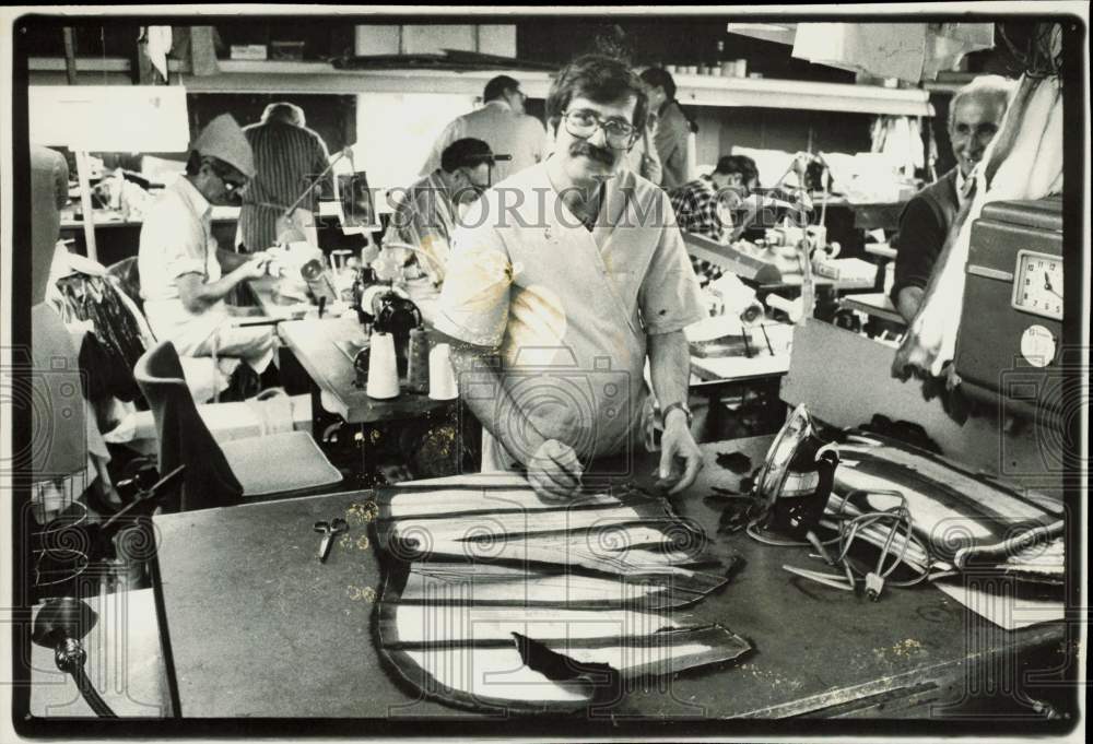 1980 Press Photo A worker trimming furs at manufacturing plant - lra88234- Historic Images