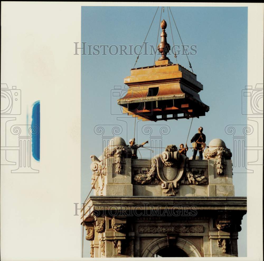 1992 Press Photo Crane lowers copper dome atop Basilica of St. Mary, Minneapolis- Historic Images