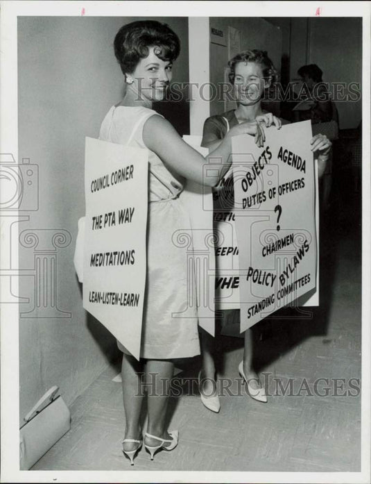 1964 Press Photo West Gate PTA members carry posters for the opening program- Historic Images