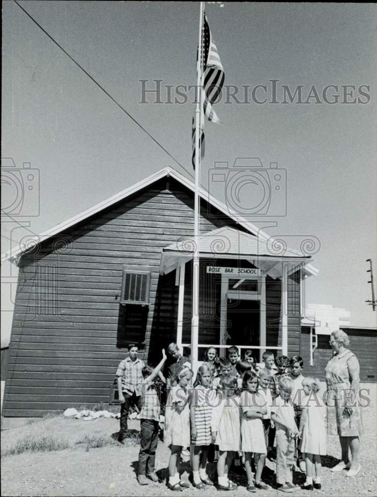 1968 Press Photo Rose Bar School students and teacher in Smartsville - lra88466- Historic Images