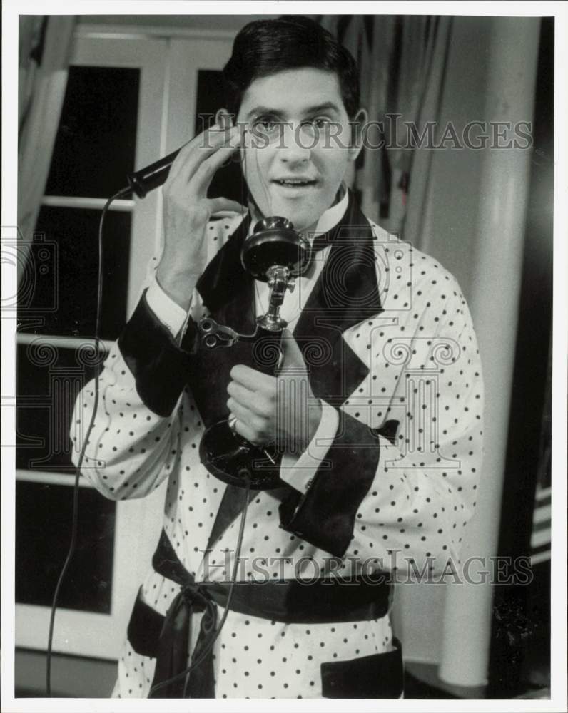 1989 Press Photo A man uses a telephone during a theatre performance - lra88564- Historic Images