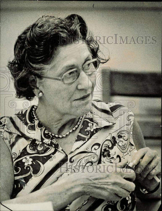 1973 Press Photo Doctor Edith Lord of Miami discusses death during class- Historic Images