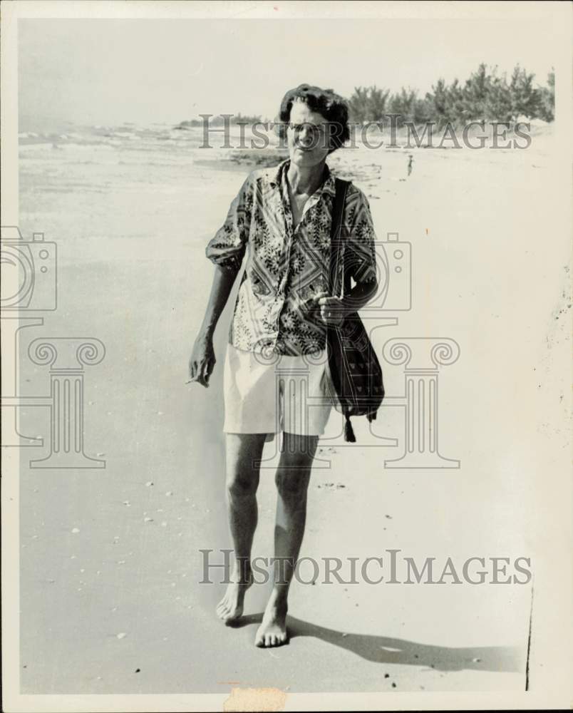 1965 Press Photo Mrs. Jane Reno walking barefoot by the seashore - lra88988- Historic Images
