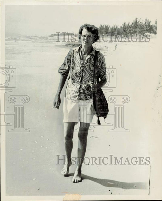 1965 Press Photo Mrs. Jane Reno walking barefoot by the seashore - lra88988- Historic Images