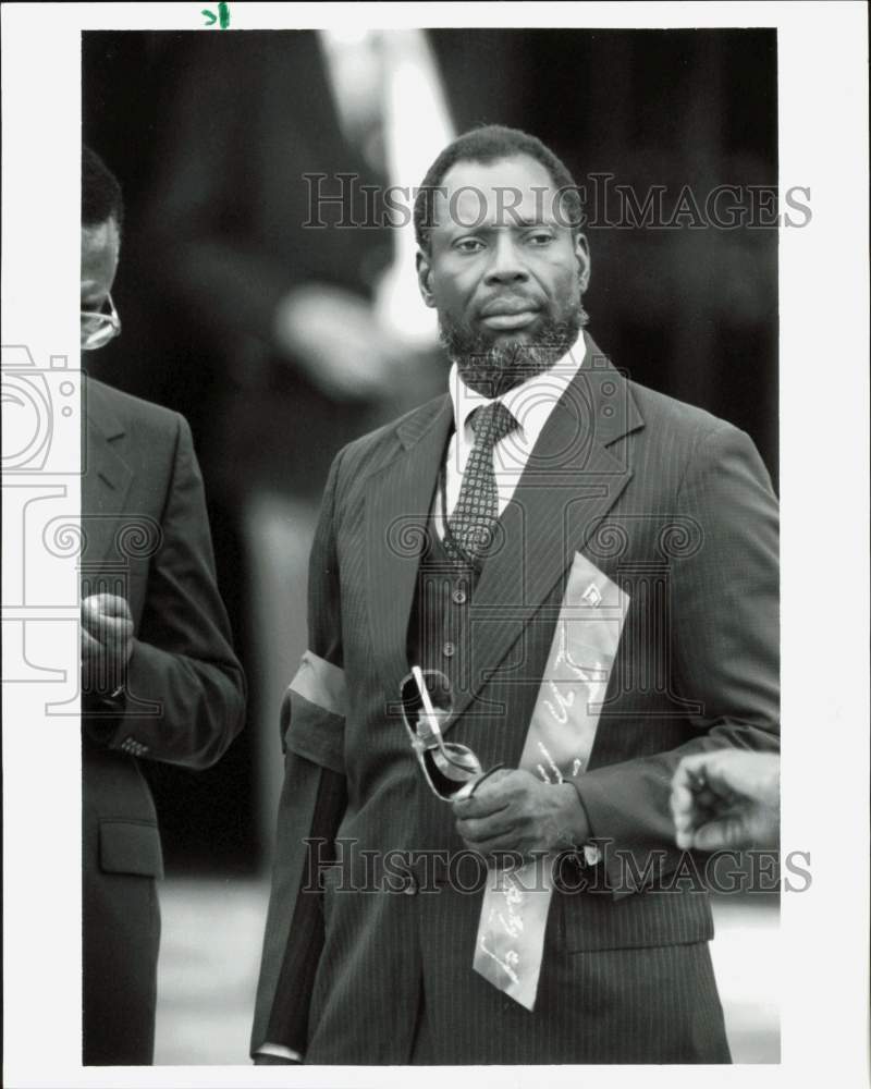 1991 Press Photo Reverend Jim Renelus attends memorial mass at church- Historic Images